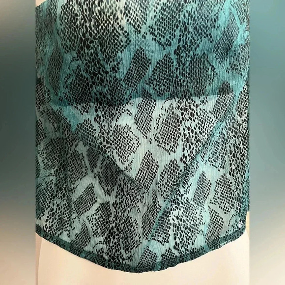 Revolve Superdown Becca Square Neck
Top in Teal Snake size M. NWT - Picture 8 of 10